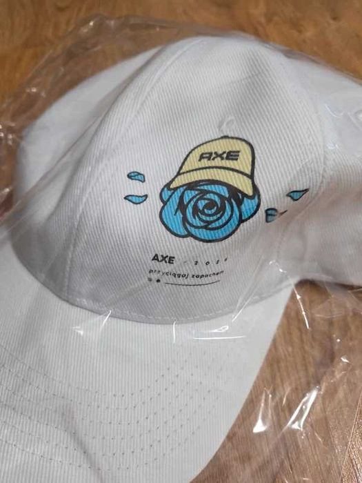 Biała czapka z daszkiem AXE x PROSTO – nowa, limitowana