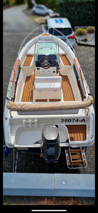 Motorówka Open Sundeck 550 z przyczepą