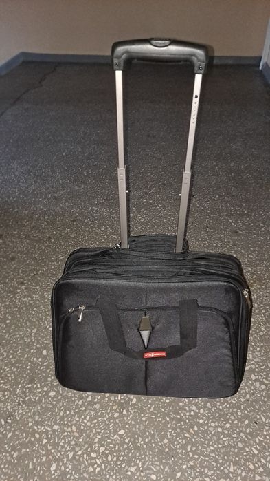 Torba na laptopa na kółkach. Walizka biznesowa na kółkach.