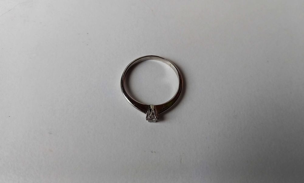 Anel ouro branco 19,2K com brilhante