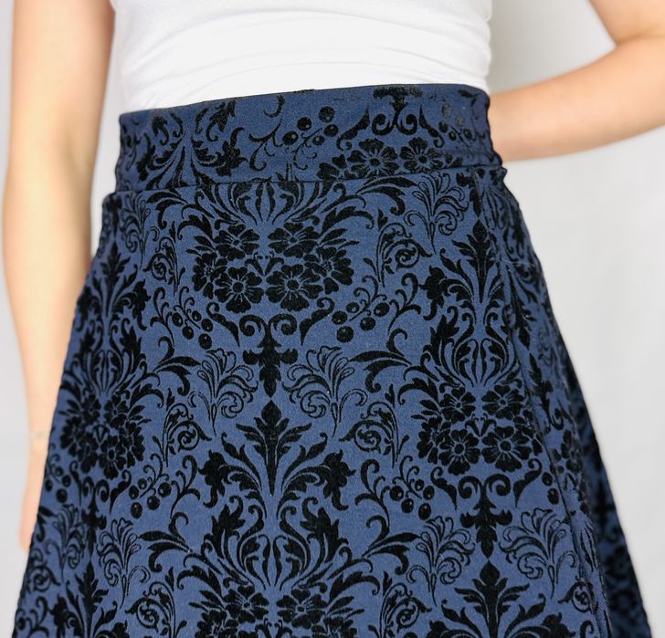 Granatowa spódnica w barokowy wzór 5XL 50