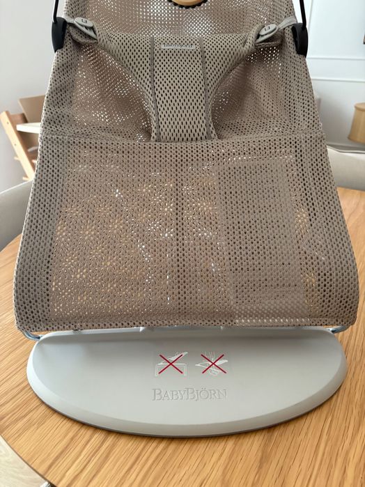 Leżaczek bujaczek Babybjorn Bliss Mesh z pałąkiem