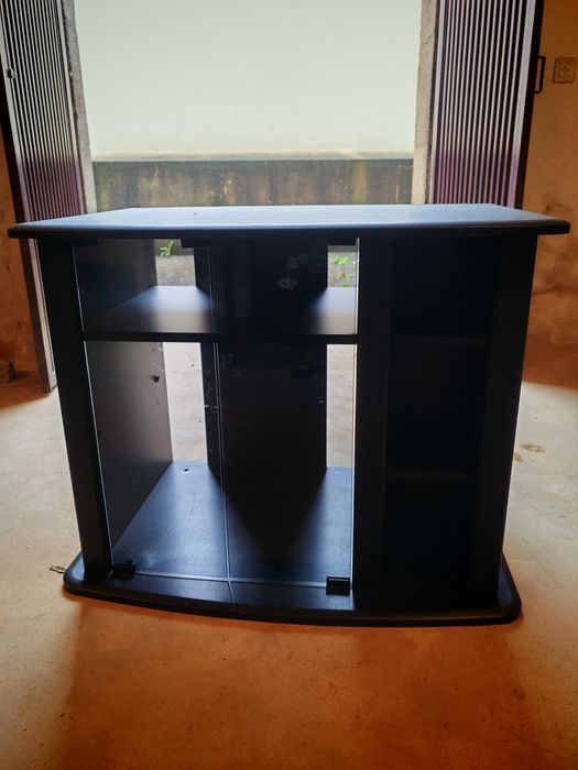 Móvel para TV com Portas de Vidro e Arrumação