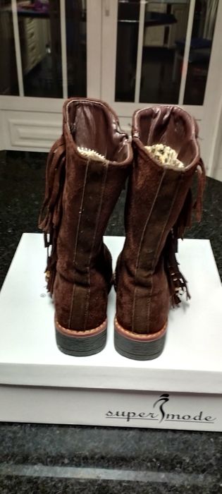 Botas de cano alto com aplicações