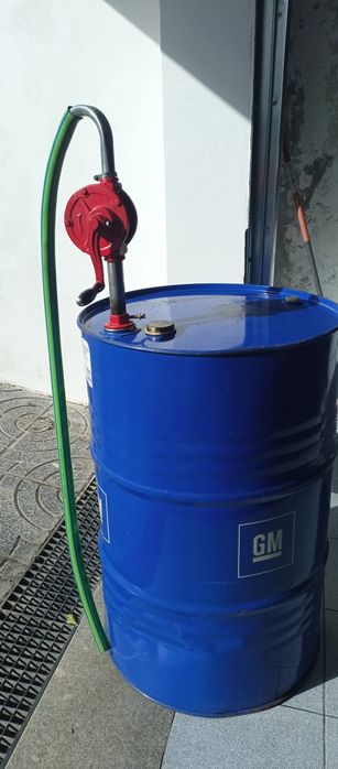Bomba manual de transfega de combustível, com oferta de bidão