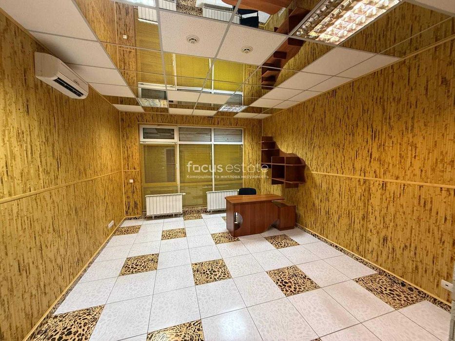 Без%. Фасад. Два входи. Офіс 220м2. Оболонь. Оболонська Набережна 15