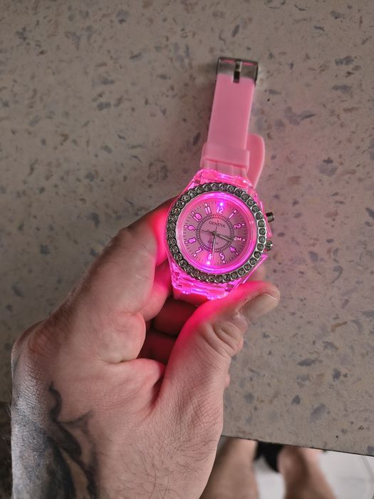 Nowy damski zegarek świeci różnymi kolorami