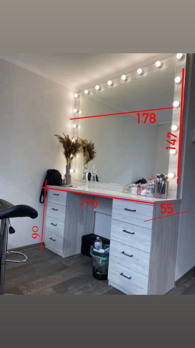 Стіл візажиста бровиста