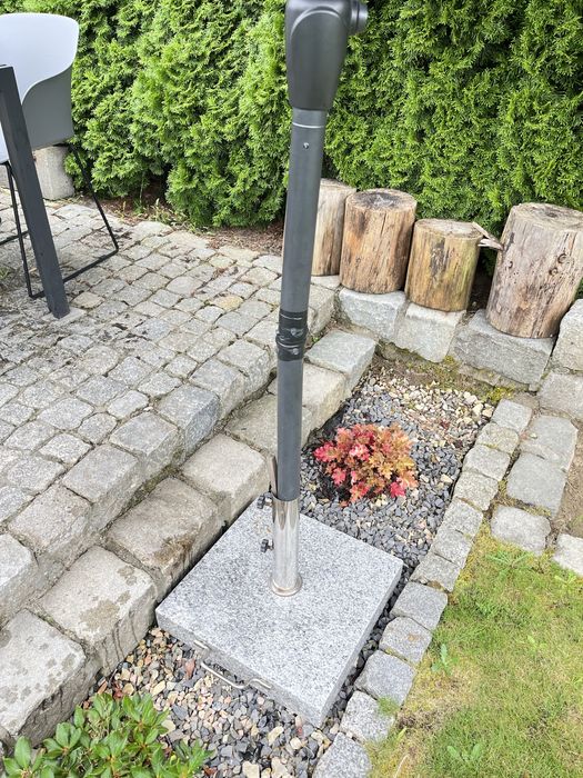 Parasol ze stopą granitową