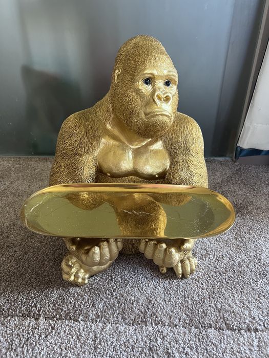 Złoty goryl figurka dekoracyjna z tacą gorulla butles 29X37 cm złota