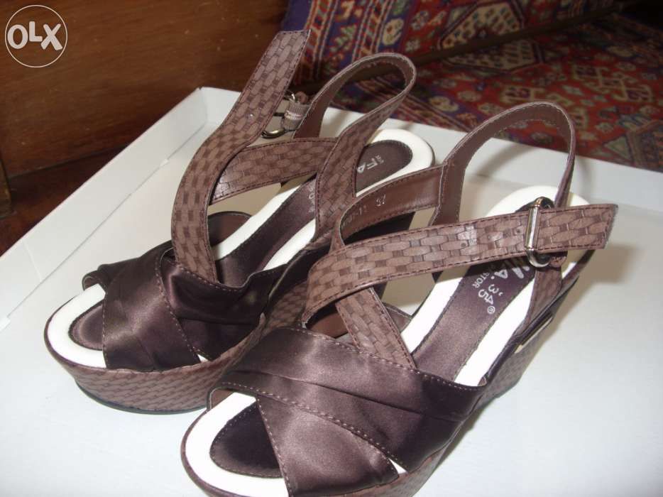 Sandálias com compensado