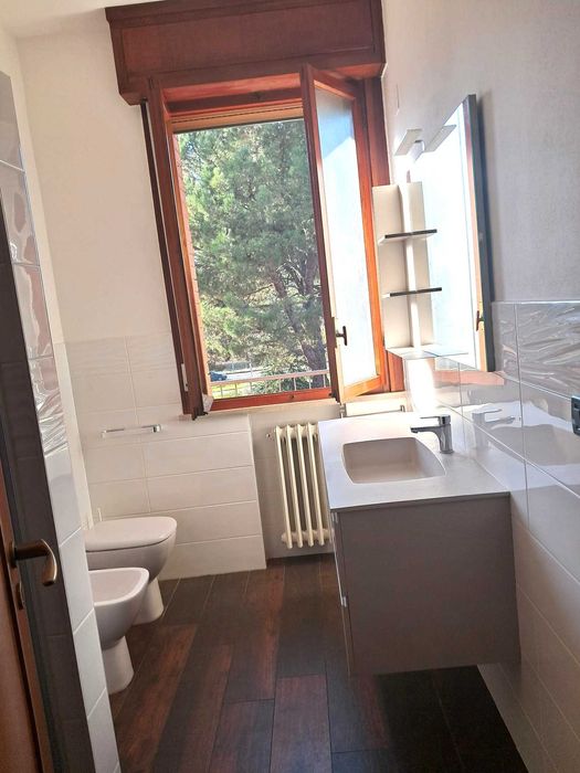 6 кімнат. квартира в елітному районі біля парку в місті Імола (Італія)