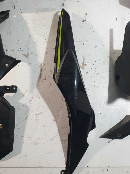 Kawasaki Z650 plastiki owiewki mocowania osłony ogon crashpady