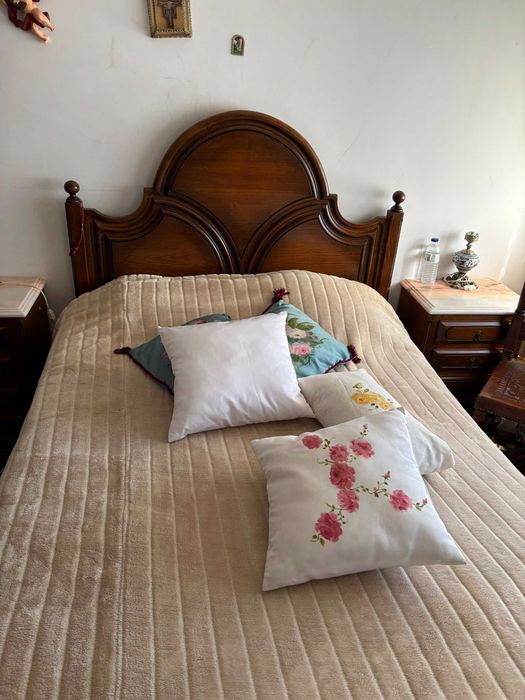 Conjunto cama e mesinhas de cabeceira