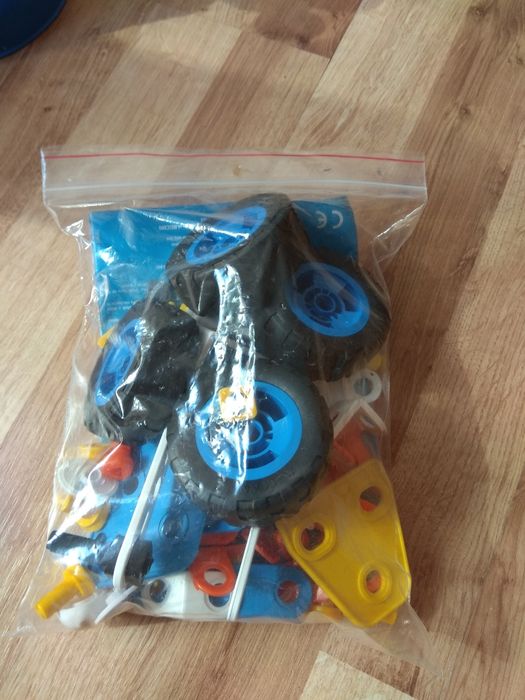 Klocki. Samochód do złożenia.