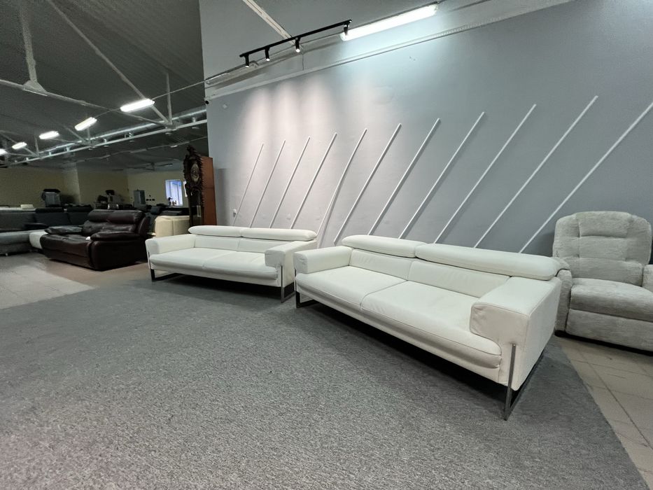 Виставковий шкіряний диван двійка трійка білий стан новий
