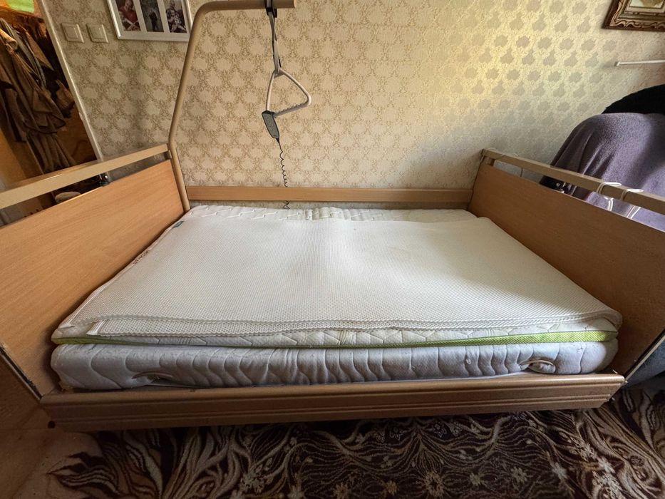 Łóżko rehabilitacyjne elektryczne Burmeier z przewodowym pilotem