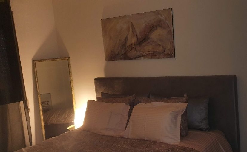 Cama King Size estofadada em tecido lavável cinza claro