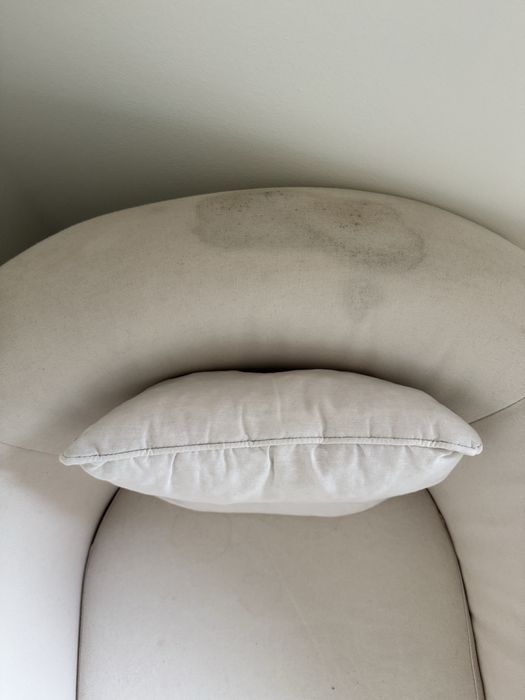 Poltrona beje pés de madeira