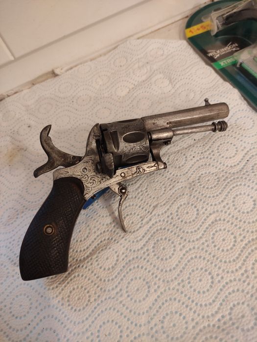 Revólveres, Pinfire Tipo Lefauchaux 1860.
Limpo, coronha de madeira em