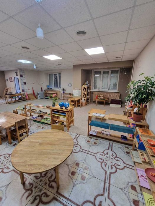 Комерційне приміщення в сучасному багатоповерховому будинку