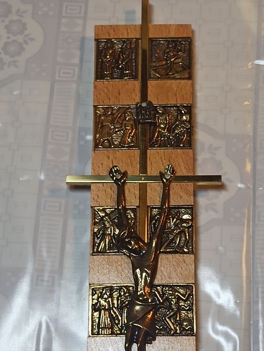 Krzyż wiszący ze stacjami drogi krzyżowej