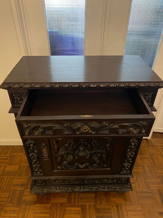 Bar estilo renascentista, entalhado à mão