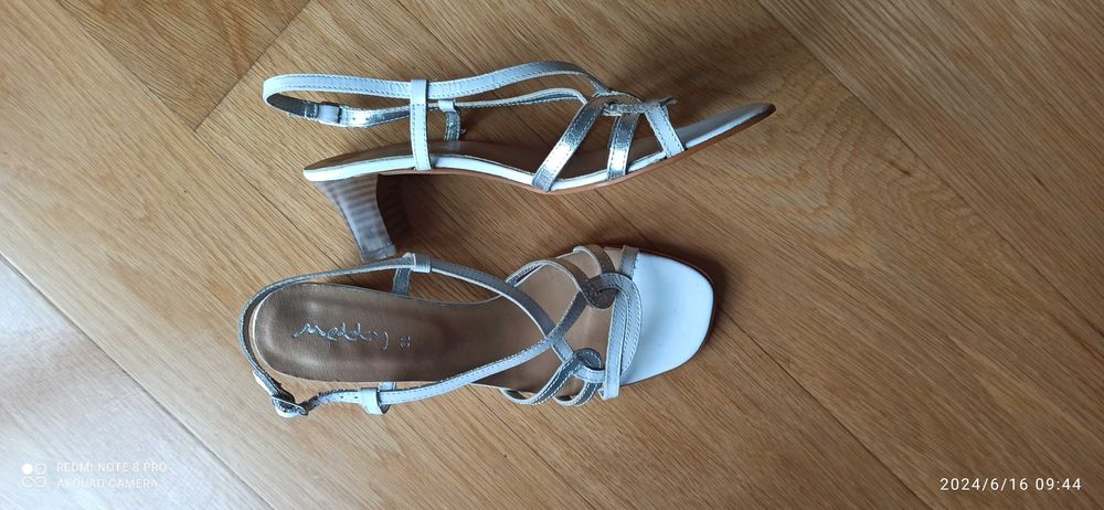Sandálias brancas e prateadas, novas, marca "Metty", espanhola, n.º 38