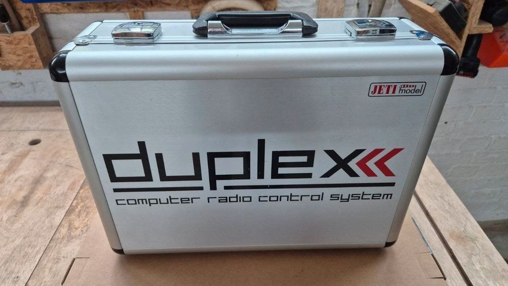 Jeti DS-12 Carbon Special Edition z walizką i 5 odbiornikami