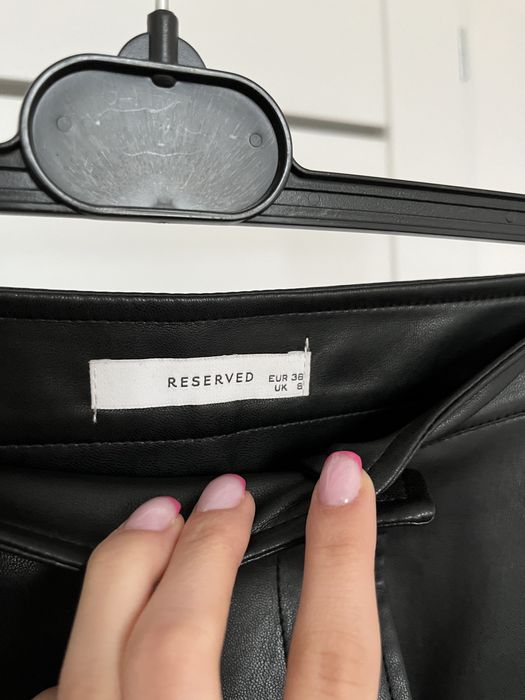 Skórzana czarna spódniczka z guzikami Reserved