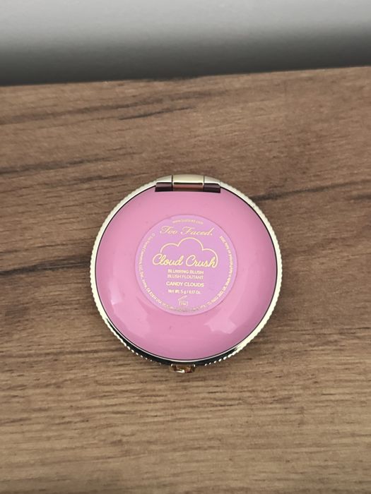 Róż too faced cloud crush