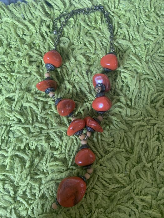 Буси з коралів і бронзи