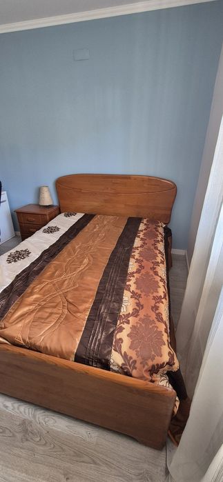 Cama de casal completa, com 2 mesas de cabeceiras