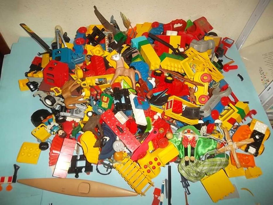 Centenas de bonecos e peças diversas, LEGO, brindes, e muito mais.