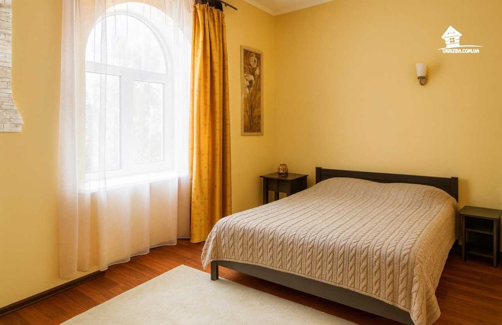 Київ. Будинок 280 кв. Ділянка 15 соток, до 15 осіб.