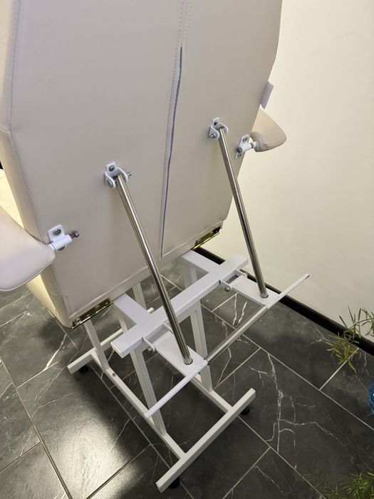 Педикюрне крісло-кушетка + стілець майстра + підставка.