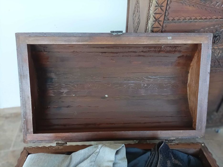 Baú de madeira maciça “vintage”