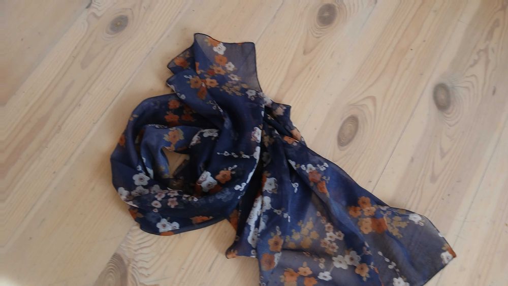 Cieniutki szalik, apaszka w kwiatki