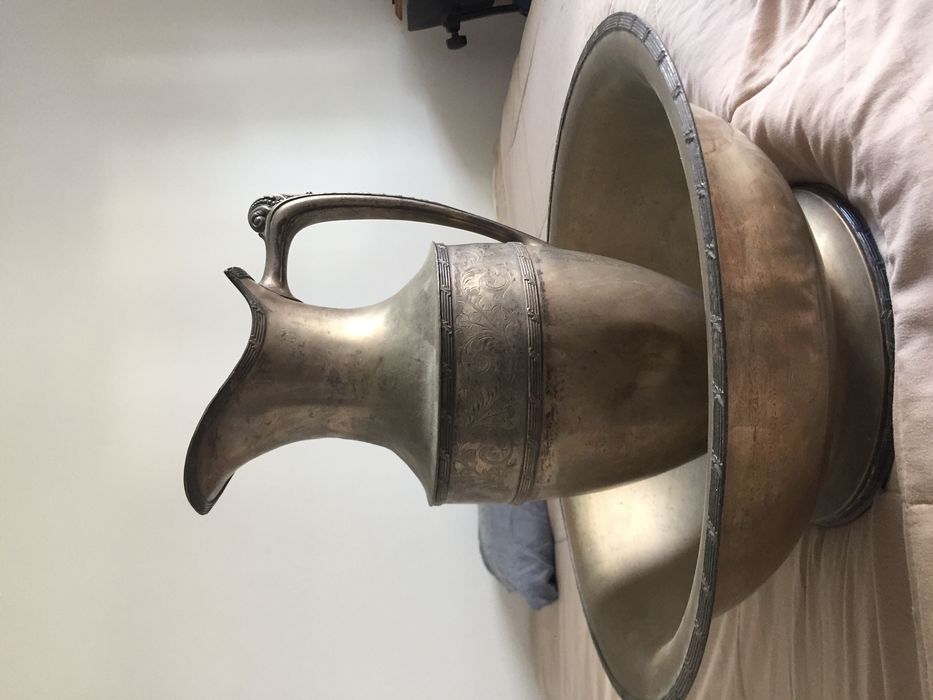 Ânfora com bacia em metálica espessurado