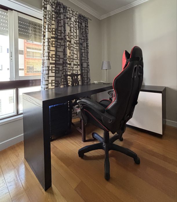 Secretaria com movel de apoio