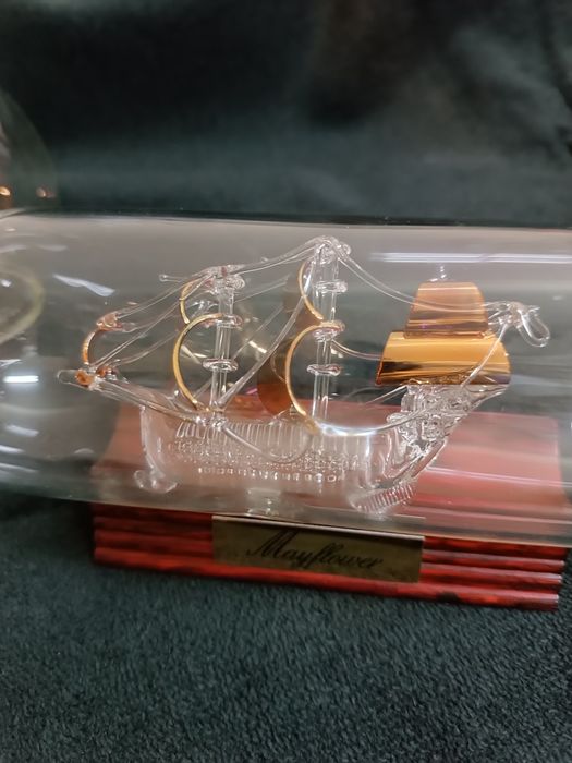 3 garrafas com navios dentro