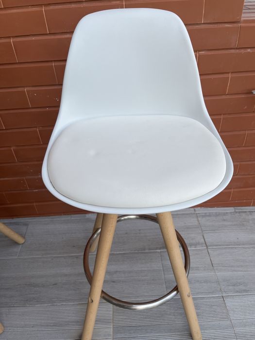 Cadeiras brancas,  60 cm altura