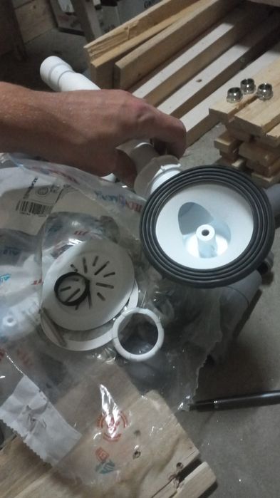 Canalização, eletricidade, ladrilhos, outros