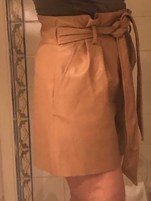 Calção senhora, em pele,  cor bege (tom camurça) marca Zara