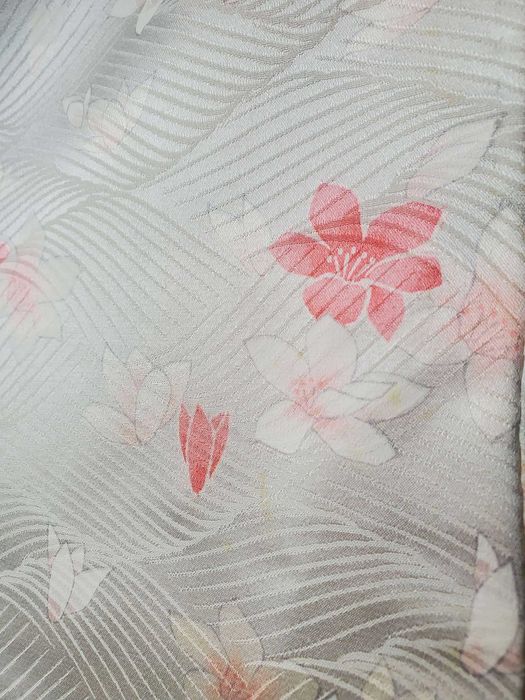 Jedwabne srebrne kimono komon japońskie w kwiaty różowe białe awase