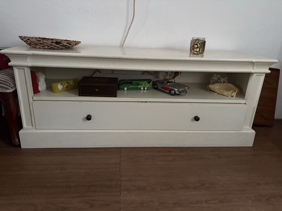 Móvel de TV branco com gaveta e arrumação