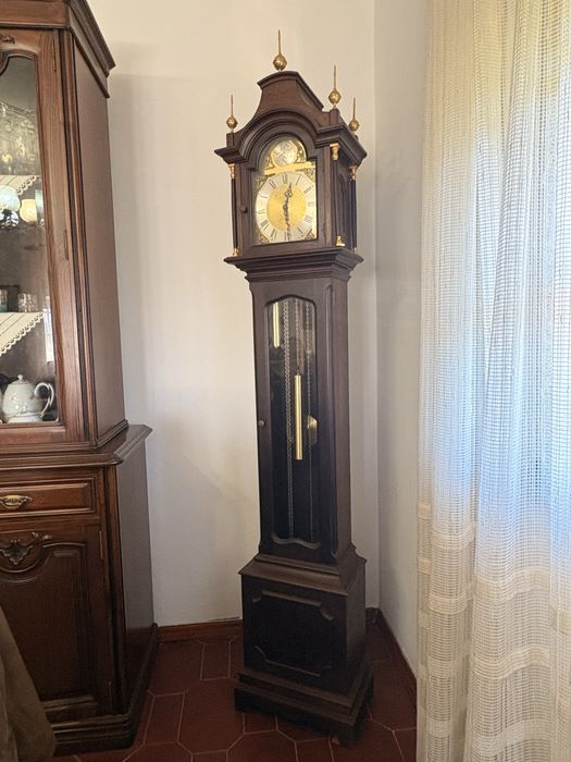 Relogio pe alto madeira