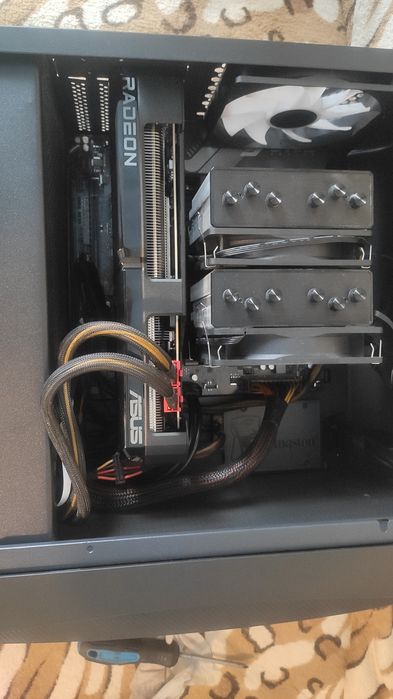 Asus Radeon RX 7700 XT Dual OC.