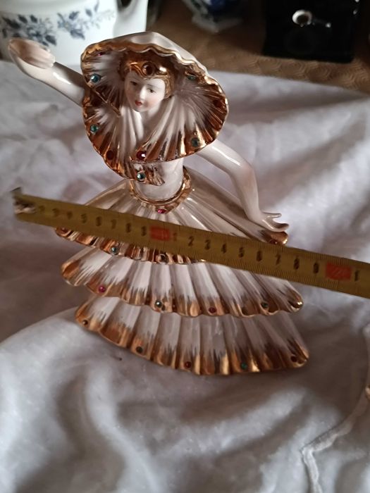 2 Estatuetas femininas vintage lindíssimas