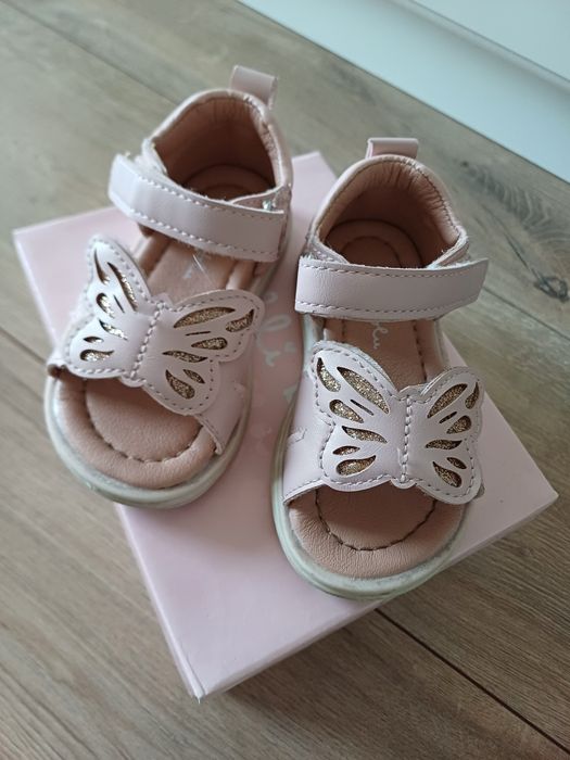 Sandałki z motylkiem CCC